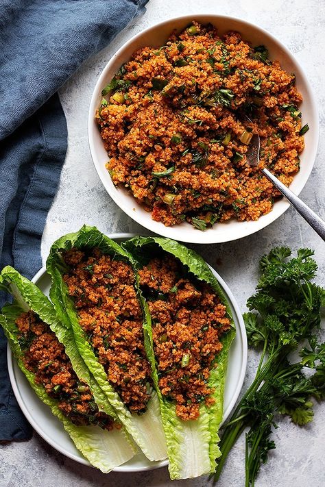 An easy bulgur salad recipe that's made with bulgur wheat, herbs and olive oil. This Turkish bulgur salad is a great addition to any table. Kisir Recipe, Turkish Salad Recipes, Bulgur Wheat Recipes, Arabisk Mad, Bulgur Recipes, Turkish Salad, Bulgur Wheat, Bulgur Salad, Spinach Salad Recipes