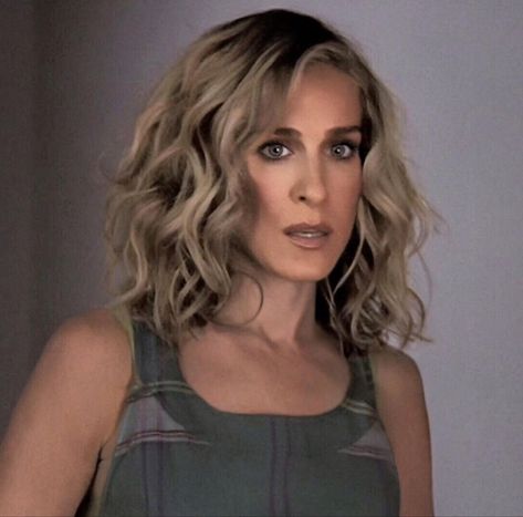 Sjp Short Hair, Carrie Bradshaw Short Curly Hair, Carrie Hair Bradshaw, Carrie Bradshaw Hair Short, Sarah Jessica Parker Short Hair, Kyra Sedgwick Hair, Carrie Bradshaw Short Hair, Naturally Wavy Lob, Sjp Hair