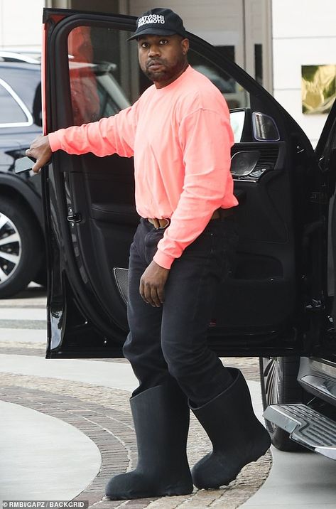 Kanye West Black Outfit, Old Kanye West Style, Kanye Outfits 2022, Nike Air Yeezy 1 Kanye West, Kanye West Wearing Yeezy, Kanye Yeezy, Big Boots, Gray Outfit, Kanye West Outfits