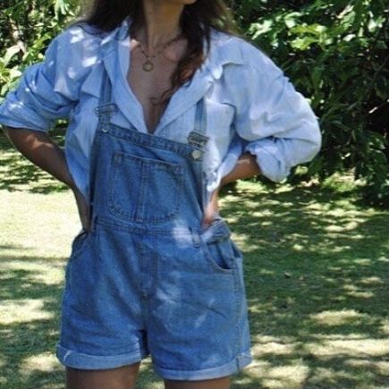 Short Overalls Outfit, 70s Retro Fashion, Overall Shorts Outfit, Sabrina Carpenter Album, Album Aesthetic, Style Overalls, Overalls Outfit, Denim Overalls Shorts, Short Overalls