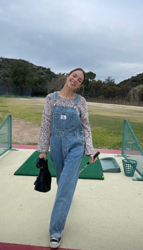 Harry Outfits, Claudia Sulewski, Overalls Fashion, Overall Outfit, Girls Denim, Warm Outfits, Outfit Inspo Fall, Denim Overalls, Women Trends