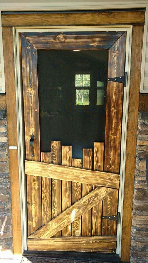 Pallet Screen Door Pallet Screen, Barn Wood Decor, Diy Screen Door, Pallets Diy, Cabin Furniture, Smart Tiles, Casa Country, Into The Wood, Diy Holz