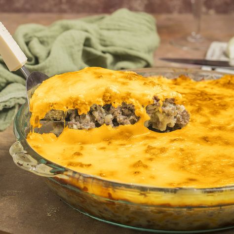 Pioneer Woman's cheeseburger pie recipe will show you how to make a delicious savory pie with all of the traditional components of a cheeseburger. Food Network Recipes Pioneer Woman, Cheeseburger Pie, Ground Beef Casserole Recipes, Bisquick Recipes, Beef Casserole Recipes, Ground Beef Casserole, Savory Pie, Beef Recipes Easy, Easy Casserole Recipes