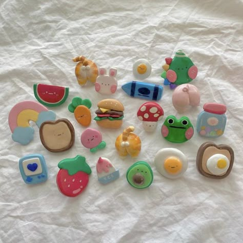 Polymer Clay Pins, Clay Pins, Clay Magnets, Clay Diy Projects, Tanah Liat, Polymer Clay Diy, Cute Polymer Clay, Clay Jewelry Diy, Clay Art Projects