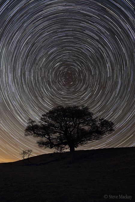 The Most Impressive Star Trail Photographs How To Photograph Stars, Star Trails Photography, Distortion Photography, Low Light Photography, Vincent Van Gogh Art, Star Photography, Star Trails, Hay Bales, Light Trails