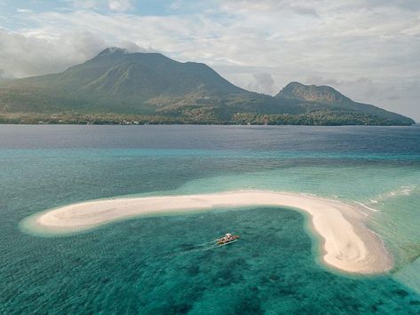 Exploring White Island Camiguin was the highlight of my trip to this tropical paradise in the south of the Philippines. The soft and powdery Camiguin sandbar is located just 2km… The post WHITE ISLAND CAMIGUIN – THE ULTIMATE GUIDE appeared first on Jonny Melon. Camiguin Island Philippines, Caramoan Island, Camiguin Island, Western Visayas, Maldives Islands, White Island, Tiny Island, Black And White Beach, Doraemon Cartoon