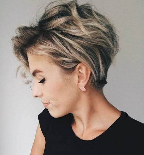 Long Pixie With Blonde Balayage For Thick Hair Pixie Cut For Thick Hair, Bright Blonde Highlights, Thick Hair Pixie Cut, Pixie Haircuts For Thick Hair, Long Pixie Cut, Hair 50, Longer Pixie Haircut, Haircuts For Thick Hair, Thick Hair Cuts