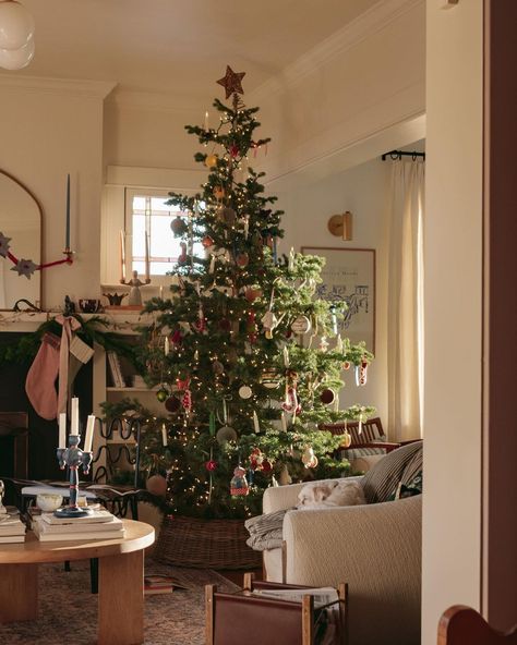 Christmas Tree 2022, Fashion Christmas Tree, Cottage Christmas, Christmas Interiors, Star Garland, Christmas Time Is Here, Christmas Inspo, Instagram Christmas, Chic Christmas