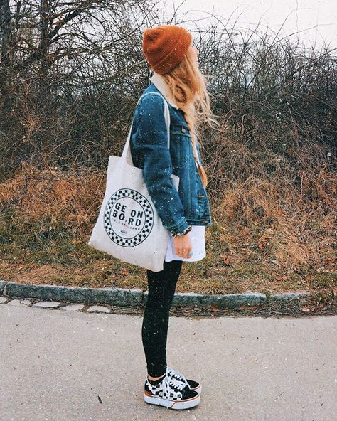 ➺JESS ✿ Boho Vintage Adventure en Instagram: “These vans 🤤 For all of you guys asking these are the Checkerboard Old Skool stacked Vans 🤙🏼 Advert|not sponsored #vans #grunge #grungestyle…” Vans Old Skool Checkerboard Outfit, Vans Outfit Winter, Stacked Vans, Checkered Vans Outfit, Beanie Outfits, Trendy Outfits Edgy, Vintage Adventure, Surf Style Clothes, Vans Girl