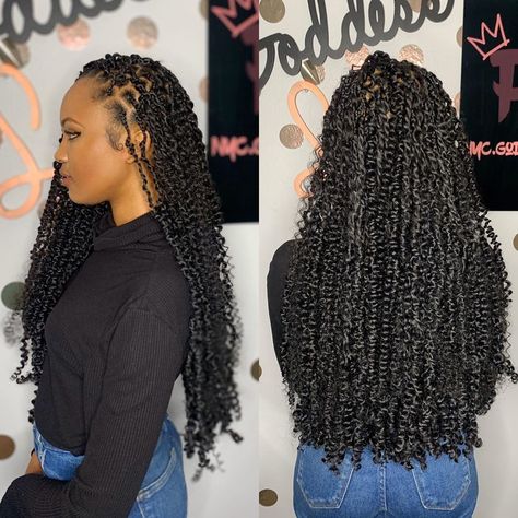 Black woman
Passion twists 
Hairstyle 
Small twists Black Passion Twists, Small Passion Twists, Twist Box Braids, Senegalese Twist Hairstyles, Shaved Side Hairstyles, Passion Twists, Twist Ponytail, Cute Box Braids Hairstyles, Braided Ponytail Hairstyles