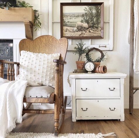 15 Things To Buy At Vintage Flea Markets - Midwest Life and Style Blog Home Decor Ideas Vintage, Vintage Home Decor Ideas, Refinished Vintage Furniture, Vintage Cottage Decor, Vintage Home Interior, Antique Farmhouse Decor, Interior Boho, Casa Country, Interior Vintage