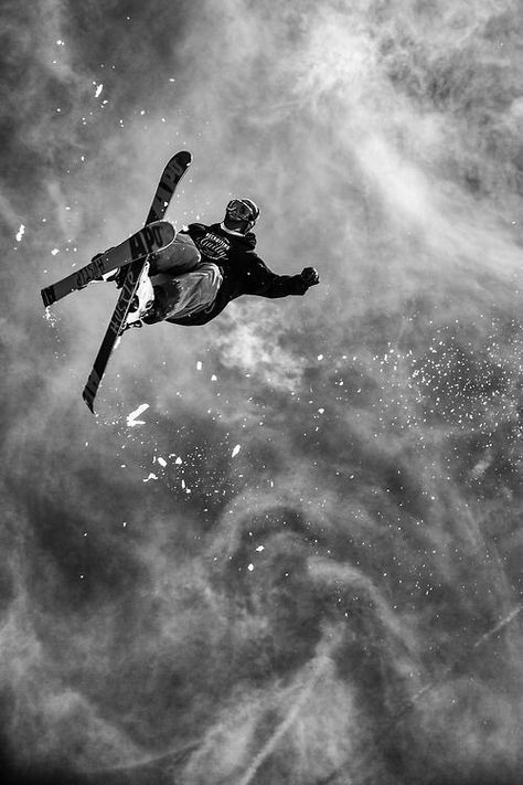 Skiier Photograph Skiing Photography, Ski Inspiration, Snow Surfing, Freestyle Skiing, Ski Bums, Oki Doki, Alpine Skiing, Snow Skiing, Extreme Sports