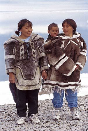 Greenland, Inuit Women in traditional  hide parkas. Not exactly knitting! Inuit Clothing, Punk Guy, Inuit People, Eric Lafforgue, Pole Nord, Inuit Art, Pirate Woman, We Are The World, World Cultures