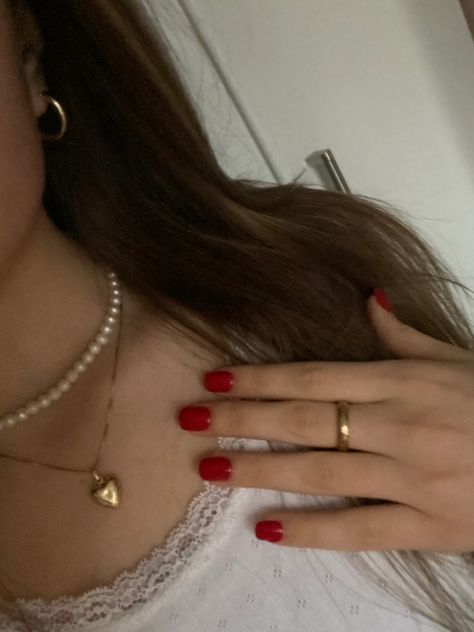 Lana Del Ray Style, Old Money Lana Del Rey, Aesthetic Red Nails, Lana Del Rey Girl, Coquette Girl Aesthetic, Nails Lace, Pearl Necklace Aesthetic, Pearl Necklace Outfit, Lana Del Rey Core