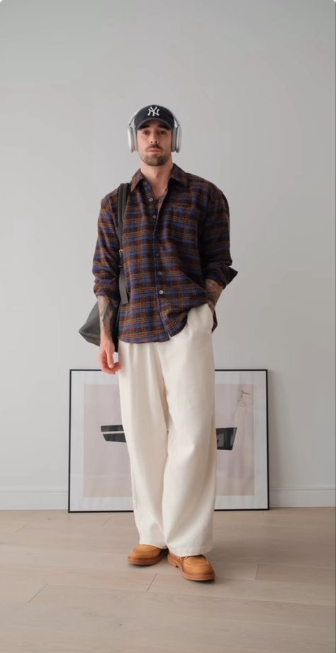 Daniel Simmons, Beige Pants Outfit, Men Outfit Ideas, Minimalist Fashion Men, Pants Outfit Men, Classy Outfits Men, Street Style Outfits Men, Mens Casual Dress Outfits, Men Stylish Dress