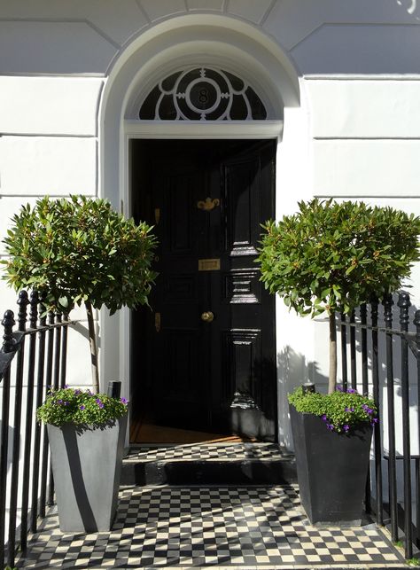 Entrance to the townhouse - Philip Gorrivan designs the interiors for this South Kensington townhouse in London. #interiordesign #philipgorrivandesign #door #frontdoor Townhouse Entrance, Modern Front Porch Decor, Townhouse London, Kensington Townhouse, South Kensington London, 18th Century House, Architecture Art Nouveau, Boost Curb Appeal, Building A Porch