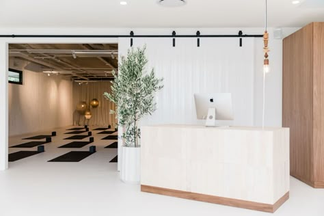 Small Yoga Studio, Yoga Studio Interior, Pilates Room, Front Desk Design, Yoga Room Design, Dance Studio Design, Boutique Fitness Studio, Hot Yoga Studio, Barre Studio