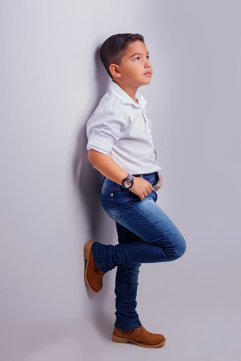 Kids Boy Photoshoot Poses, Kids Poses For Photoshoot Boys, Photo Shoot Poses Boys, Photoshoot Ideas For Boys, Toddler Boy Photography, Boys Photoshoot Poses, Boy Photoshoot, Fashion Anak, Maternity Photography Poses Couple