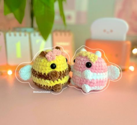 flower crown bees 🐝🌸 this was a pattern test for @duckycrochetco !! this pattern works up super quickly and it is great for markets!! they’re so chonky and adorable, i want to make one in every color🥺✨ 🏷️ #crochetpatterns #crochetbee #crochet #flower #flowerbee #cutecrochetideas Cute Crochet Things, Realistic Crochet, Baby Food Chart, Pixel Grid, Food Chart, Crochet Eyes, Crochet Plushies, Crochet Bee, Animals Crochet