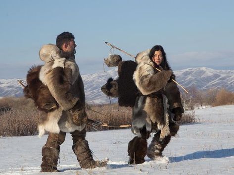 Ice Age Clothing, Nordic Barbarian, Paleolithic Clothing, Stone Age Animals, Pre Historia, Inuit Culture, Stone Age People, Stone Age Man, Prehistoric Age