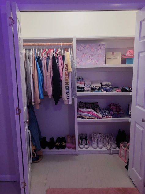 Dresser Clothing Organization, Aesthetic Small Closet Ideas, Purple Dressing Room, Organized Room Ideas Bedrooms, Purple Closet Aesthetic, Room Ideas Aesthetic Wardrobe, Full Closet Aesthetic, Cool Closet Ideas, Cute Closet Ideas