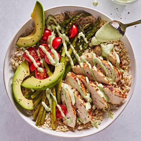 Goddess Bowls, Goddess Bowl, Riced Veggies, Brown Rice Recipes, Diner Recept, Spicy Salmon, Roasted Asparagus, Looks Chic, Bowls Recipe