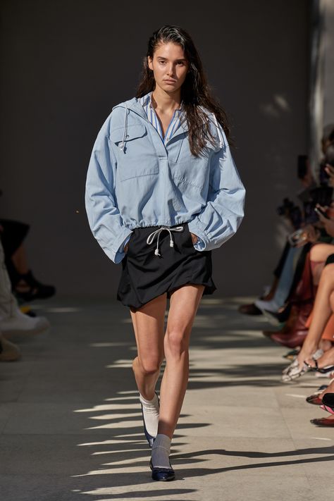 Salvatore Ferragamo Spring 2020 Ready-to-Wear Fashion Show Collection: See the complete Salvatore Ferragamo Spring 2020 Ready-to-Wear collection. Look 10 Sporty Glam, Oversized Clothes, 2020 Fashion Trends, Vogue Germany, Denim Chic, Sporty Casual, Vogue Russia, 가을 패션, Fashion Show Collection