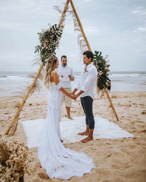 Boho Beach Wedding Decorations Wedding Ceremony Decor, Small Beach Wedding Ideas Simple, Beach Wedding Aisle, Beach Marriage, Family Photo Wedding, Beach Wedding Setup, Boho Beach Wedding Dress, Beach Wedding Planning, Beach Wedding Aisles