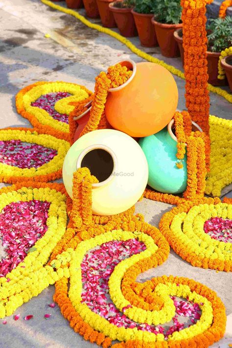 Matka Flower Decoration, Matka Decoration For Diwali, Wedding Matka Decorations, Thai Pongal Decorations, Matka Decoration, Jai Mahal Palace Jaipur, Marigold Wedding Decoration, Indian Carnival, Haldi Decorations