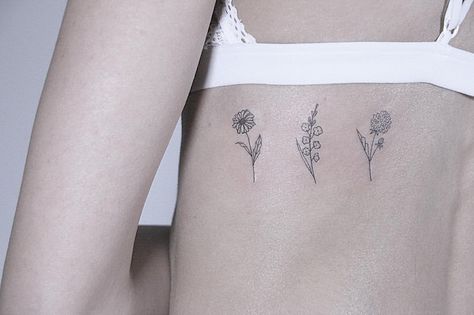 Tattoo Ribcage, Dainty Flower Tattoos, Flower Tattoo On Ribs, Tattoos On Side Ribs, Flower Tattoo On Side, Tattoo Tiny, Finger Tattoo For Women, Tattoo Flowers, Handpoke Tattoo