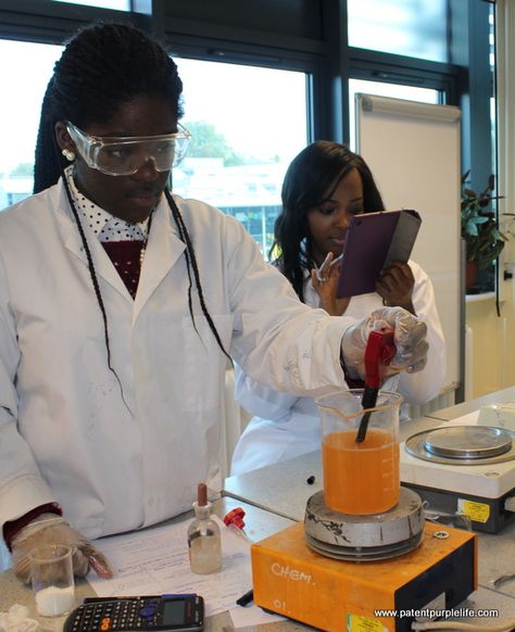 Measuring the pH of shampoo at Cosmetic Chemistry Connection Inaugural Event 30th October 2013 Cosmetic Chemistry Lab, Cosmetic Chemistry, Chemistry Labs, Career Woman, Career Goals, Learning Spanish, Dream Job, Chemistry, Black Women