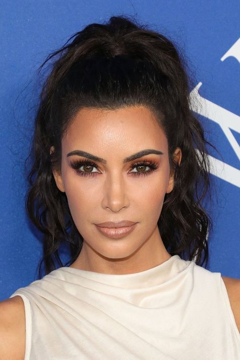 Kim Kardashian Ponytail - Embed Kim Kardashian High Ponytail, Enid Dance, Kim Kardashian Ponytail, Overdrawn Lips, Grad Makeup, Celebrity Obsession, Estilo Kim Kardashian, Kardashian Makeup, St David