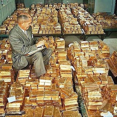 Imagine to be in a room full of gold bars. Make your dreams come true! Feel wealthy and be thankful for your abundant life! You can manifest your deepest desires if you strongly believe that they will be true now. #gold #rich # #lifestyle #treasure #goldbars #bank #wealthy #wealth „Pic: Instagrammer @luxurybulls” Billionaire Club, Free Money Hack, Gold Reserve, Gold Bullion Bars, Money Generator, Money Stacks, Gold Bars, Money Pictures, Gold Money