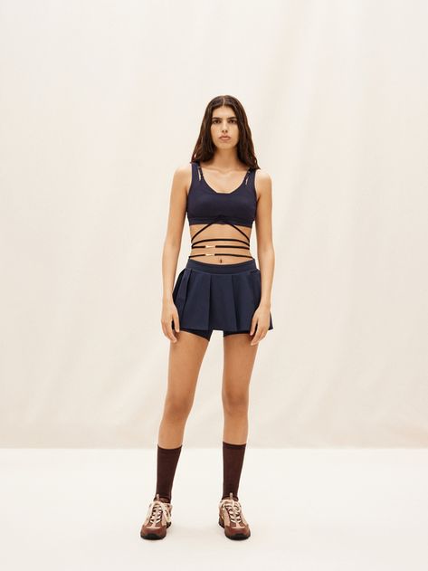 La brassière NIKE+JACQUEMUS Nike Jacquemus, Nike Collaboration, Ultra Casual, Short Nike, Tennis Outfits, Outfit 2022, Nike Sports Bra, Fashion Style Inspiration, Fitness Lifestyle