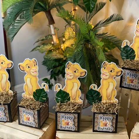 Lion King Table Centerpieces, Lion King Birthday Centerpieces, Simba Centerpieces, Lion King Centerpieces 1st Birthdays, Lion King Baby Shower Ideas For Boys, Lion King Baby Shower Ideas Decoration, Kids Birthday Centerpieces, Baby Shower Lion King Theme, Lion King Centerpieces