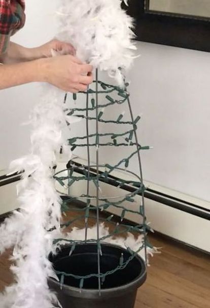 Christmas Topiaries, Tomato Cage Christmas, Tomato Cage Crafts, Fall Topiaries, Topiary Diy, Treats Christmas, Christmas Topiary, Recipes Christmas, Black Christmas Trees