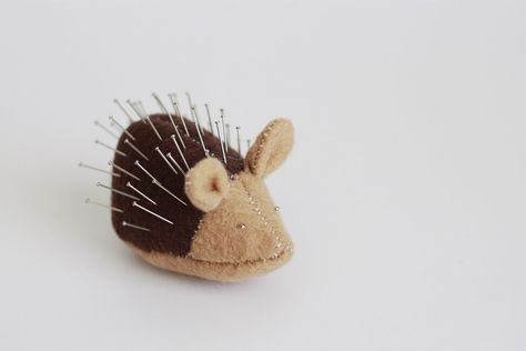 instructable: how to make a porcupine pin cushion - how freakin' cute is that? Diy Pin Cushion, Sewing Cushions, Pin Cushions Patterns, Diy Pins, Sewing Pillows, Needle Book, Diy Cushion, Pin Cushion, How To Make Pillows