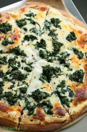 roasted garlic spinach white pizza | Eat Good 4 Life Marinated Kale, Ricotta Pizza, Pizza Vegana, Whipped Ricotta, Garlic Spinach, White Pizza, Pizza Recipes Homemade, Vegetarian Dinners, Chapati