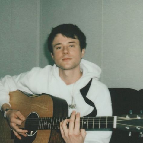 Alec Benjamin Poster, Alec Benjamin Aesthetic Icon, Alec Benjamin Aesthetic, Alex Benjamin, Guitar Boy, Alec Benjamin, Song Artists, Jairzinho, My Favorite Music