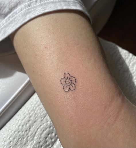 Small Henna Flower Simple, Smiling Flower Tattoo, Smiley Face Flower Tattoo, Smiley Flower Tattoo, Beauty Spot Tattoo, Retro Flower Tattoo, Tats Aesthetic, Hello Tattoo, Dainty Flower Tattoos