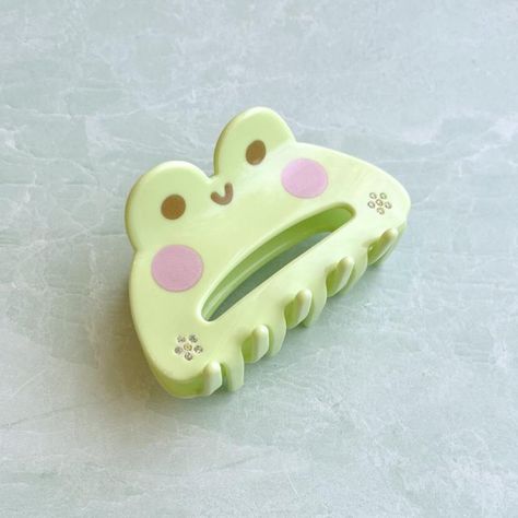 Frog Hair Clip, Cute Hair Claws, Cute Aesthetic Things To Buy, Cute Hair Accessories Clips, Cute Hair Accessories Aesthetic, Cute Frog Stuff, Random Things To Buy, Cute Hairclips, Frog Accessories