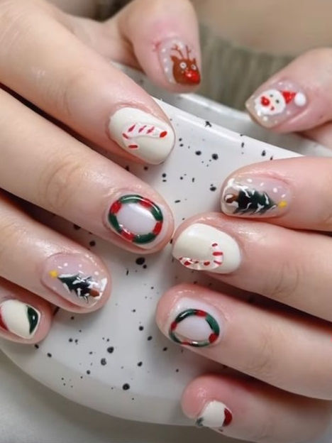 short Christmas nails: festive mix and match Nail Christmas Korea, Cute Short Christmas Nails, Short Christmas Nails, Nail Noel, Christmas Nail Colors, Xmas Nail, Festive Nail Designs, Xmas Nail Art, Minimal Nails Art