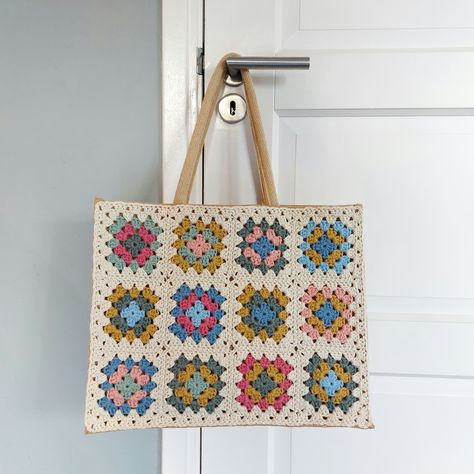 Granny Square Boodschappentas Crochet Bags For Beginners, Diy Crochet Tutorial, Hexagon Bag, Diy Granny Square Bag, Granny Square Hexagon, Jute Tas, Crochet Bag Granny Square, Granny Hexagon, Sac Granny Square