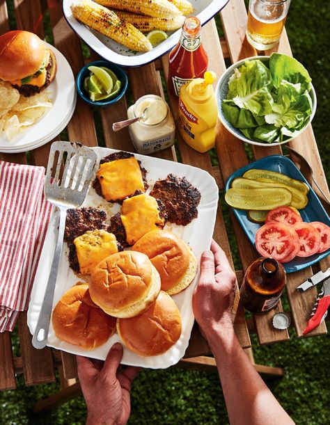 Hosting A Summer BBQ? Here Are Our Best Burgers & Sides - House & Home Burger Sides, Vegetable Chow Mein, Smash Burgers, Best Burgers, Culture Food, Bbq Beef, Smash Burger, Juicy Steak, Beef Chuck