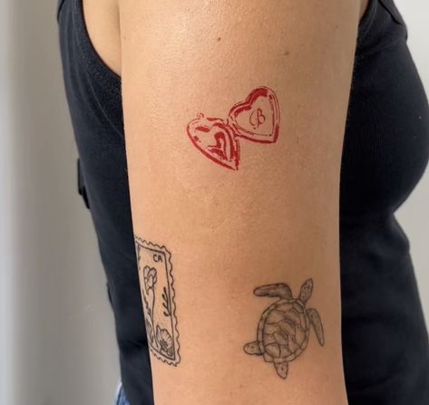 Tattoo In Red Ink, Sea Turtle Sketch, Double Heart Tattoo, Turtle Sketch, Locket Tattoos, Petite Tattoos, Initial Tattoo, Tatuaje A Color, Red Tattoos