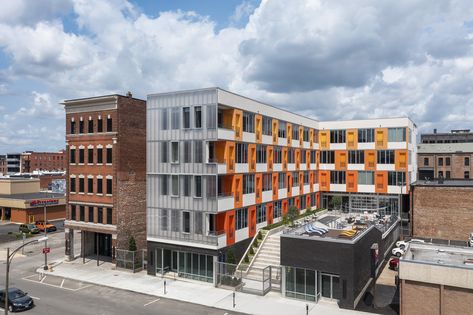 As a prime example of a growing trend of urban infill and adaptive reuse projects, 150 North Third Street saves a 120-year-old warehouse structure and repurposes the building and surrounding parking lots as a mixed-use residential project. The historic, 5 story masonry and heavy timber structure was converted to apartments and expanded with a 5 story addition, configured in a “L”-shape, for a total of 79 apartments and 100,000 square feet. The addition and an amenity deck are raised above a conc Stainless Steel Kitchen Appliances, Old Warehouse, Mix Use Building, Microwave In Kitchen, Timber Structure, Apartment Architecture, Residential Complex, Adaptive Reuse, House Museum