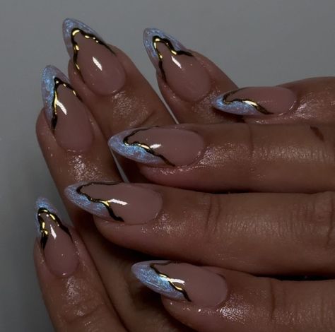 Gold Nails Classy, Nails Gold Detail, Gold Detail Nails, Nails Gold Accent, Classy Gold Nails, Gold Flake Nails, Winter Nails Colors, Bday Nails, Graduation Nails