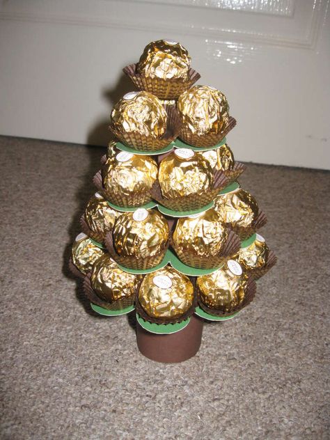 Rocher Weihnachtsbaum Ferrero Rocher Tree, Diy Fleur, Christmas Candy Gifts, Sweet Trees, Candy Crafts, Chocolate Bouquet, Candy Bouquet, Ferrero Rocher, Unique Diy Gifts