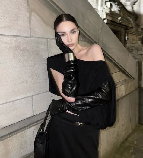 Long Black Gloves Outfits, Black Gloves Outfit, Leather Gloves Outfit, Long Black Gloves, Gloves Outfit, Long Leather Gloves, Outfit Tips, Elegant Gloves, Gloves Fashion