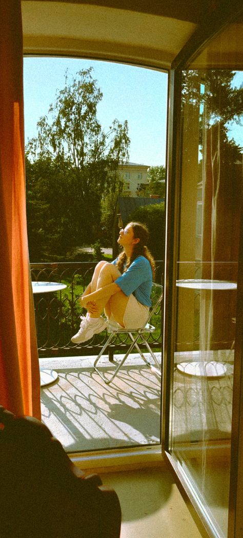 Summer photoshoot ideas, sunny day in café, window photo Sunny Photoshoot, Window Photoshoot, Old Vibes, Summer Photoshoot Ideas, Summer Teen, Window Photo, Sunny Window, Birthday Shoot, Teen Summer